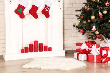 Noel ağacı tuğla duvar arka plan üzerinde beyaz şömine