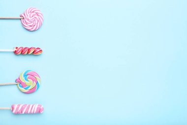 Mavi arkaplanda renkli lolipoplar