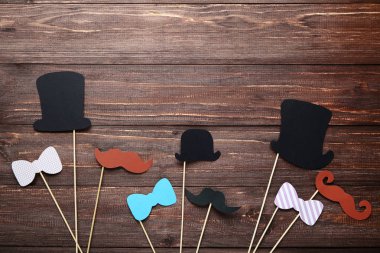 Kahverengi ahşap masa parti için kağıt booth'den aksesuarlar