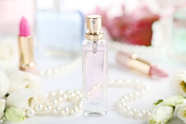 Beyaz arka plan üzerinde eustoma çiçekli parfüm şişesi