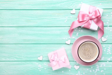 Kahve ve ahşap masa küçük kalpler Kupası ile hediye kutuları