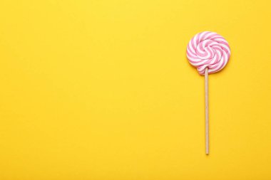 sarı arka plan üzerinde renkli lolipop