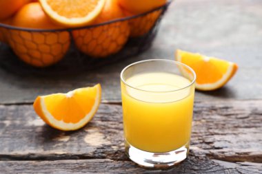 Turuncu meyve suyu gri ahşap masa üzerinde cam ile