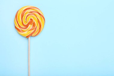 Mavi arkaplanda renkli lolipop