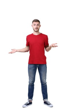 Beyaz arka planda genç bir adamın portresi