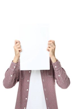 Pano beyaz arka plan üzerinde tutan genç adam