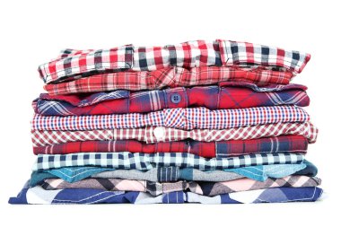 Katlanmış gömlek beyaz arka plan üzerinde izole yığını