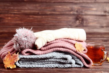 Örme kazak ve tulum yığını ile çay ahşap tablo