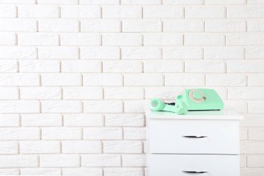 Retro telefon tuğla duvar arka plan üzerinde beyaz başucundaki