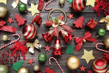 Renkli Noel dekorasyonları ahşap masa üzerinde kırmızı çan ile