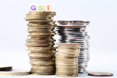 GST sikke yığını ile gri arka plan üzerinde kelime.