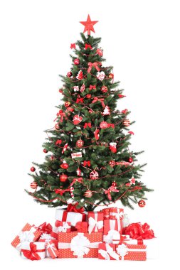 Dekorasyon ve beyaz arka plan üzerinde izole hediye kutuları ile Noel ağacı