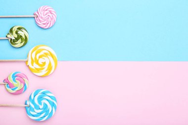 Renkli arka plan üzerinde tatlı lolipop
