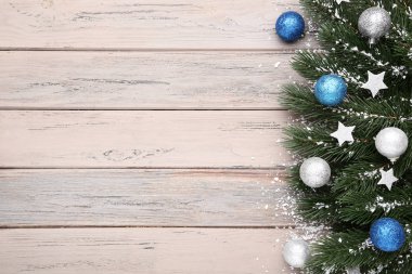 Ahşap masa süslemeleri ile Noel köknar ağacı dalları