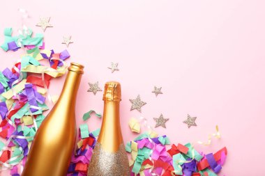 Şampanya şişeleri yıldız ve pembe bir arka plan üzerinde konfeti ile dekore edilmiş