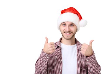 Beyaz arka plan üzerinde izole santa şapka genç adam