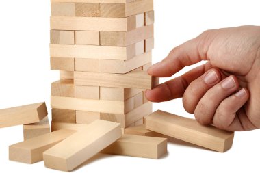 Erkek el oyun ahşap bloklar oyunu beyaz arka plan üzerinde kule