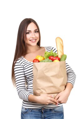 Bakkal alışveriş çantası beyaz arka plan üzerinde tutan güzel kadın