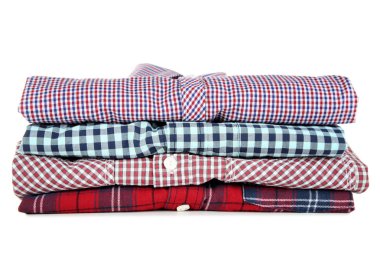 Katlanmış gömlek beyaz arka plan üzerinde izole yığını