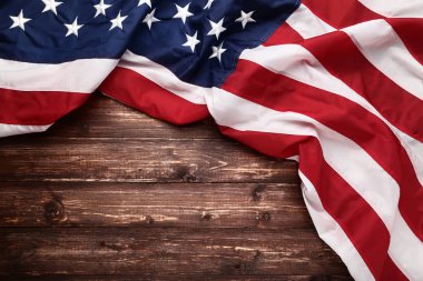 Kahverengi ahşap masa üzerinde Amerikan bayrağı