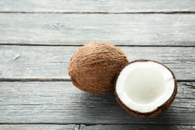 Gri ahşap masa üzerinde olgunlaşmış hindistancevizi