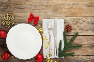Ahşap masa üzerinde plaka ve Noel süslemeleri ile mutfak bıçakları