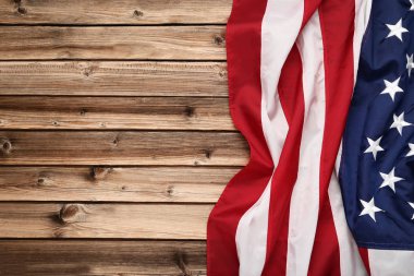 Kahverengi ahşap masa üzerinde Amerikan bayrağı