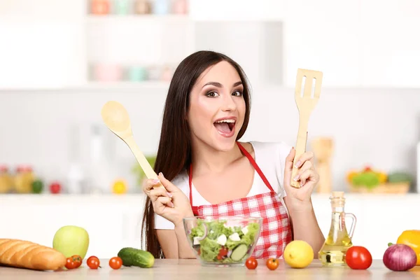 Wanita Cantik Memasak Salad Dapur — Stok Foto