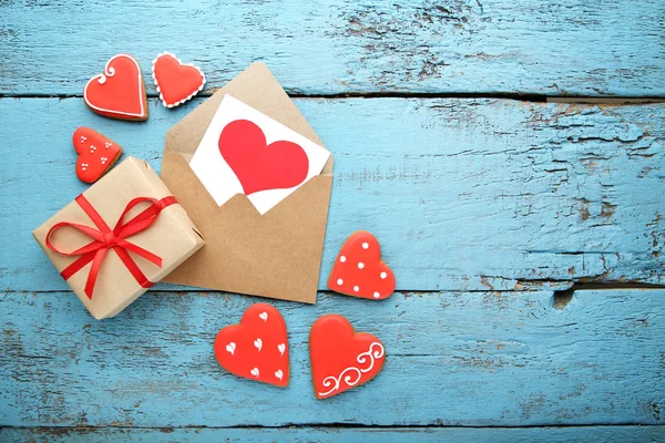 Galletas San Valentín Caseras Con Sobre Mesa Madera — Foto de Stock