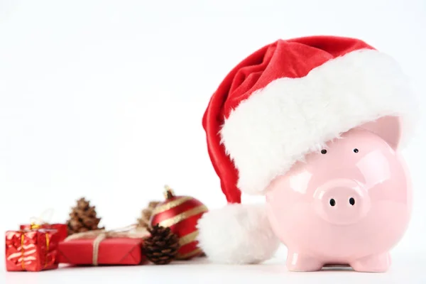 Rosa Sparschwein Weihnachtsmütze Mit Weihnachtsdekoration Auf Weißem Hintergrund — Stockfoto