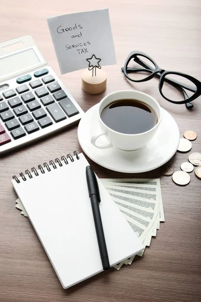 Inscripción Bienes Servicios Impuesto Con Taza Café Cuaderno Calculadora Billetes —  Fotos de Stock