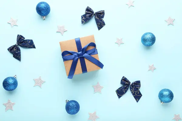 Bola Navidad Con Caja Regalo Arcos Sobre Fondo Azul —  Fotos de Stock