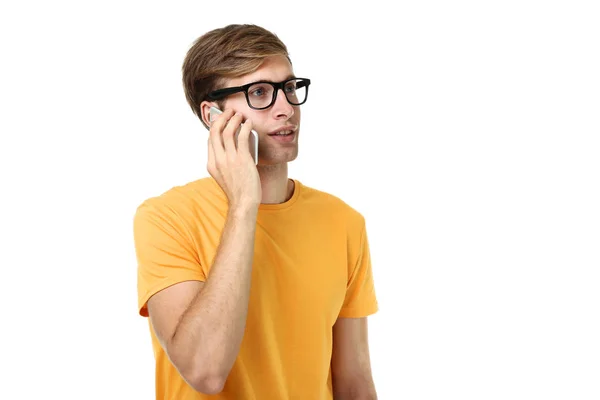 Junger Mann Spricht Auf Einem Mobiltelefon Auf Weißem Hintergrund — Stockfoto