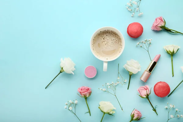 Blumen Mit Tasse Kaffee Und Macarons Auf Blauem Hintergrund — Stockfoto