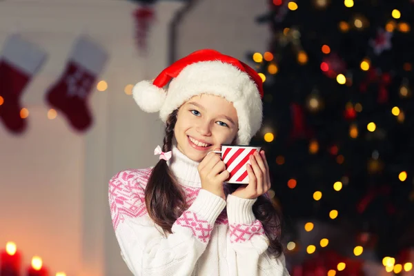 Молодая Девушка Полосатой Кружкой Возле Рождественской Елки Дома — стоковое фото