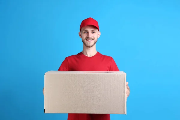 Entrega Homem Com Caixa Papelão Fundo Azul — Fotografia de Stock