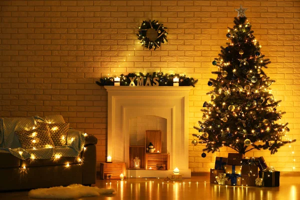 Lareira Decorada Branca Perto Árvore Natal Sofá Fundo Parede Tijolo — Fotografia de Stock