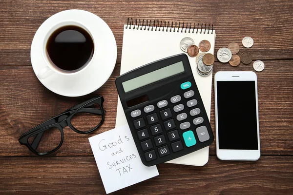 Napis Towarów Usług Podatku Monet Banknotów Kalkulator Smartphone Filiżankę Kawy — Zdjęcie stockowe