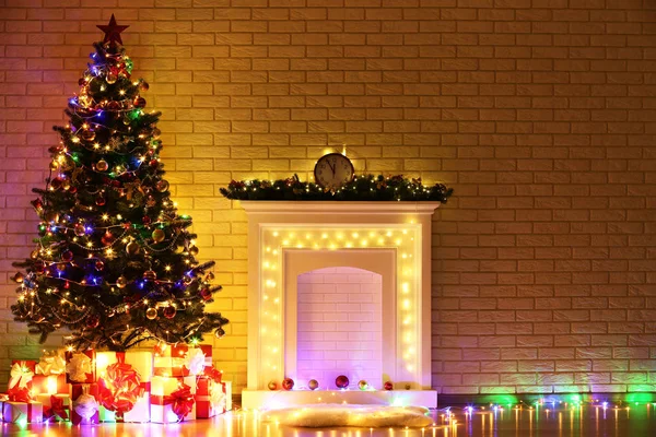 Chimenea Blanca Decorada Cerca Del Árbol Navidad Fondo Pared Ladrillo —  Fotos de Stock