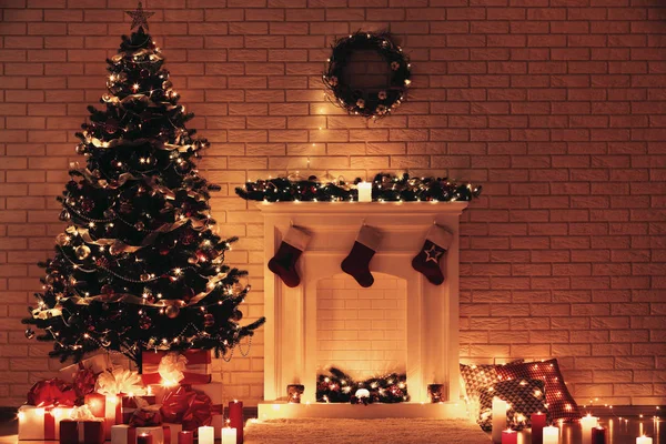 Şömine Yakınındaki Noel Ağacı Tuğla Duvar Arka Plan Üzerinde Beyaz — Stok fotoğraf