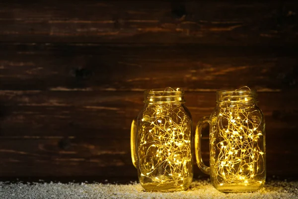 茶色の背景にガラス瓶のガーランド ライト — ストック写真