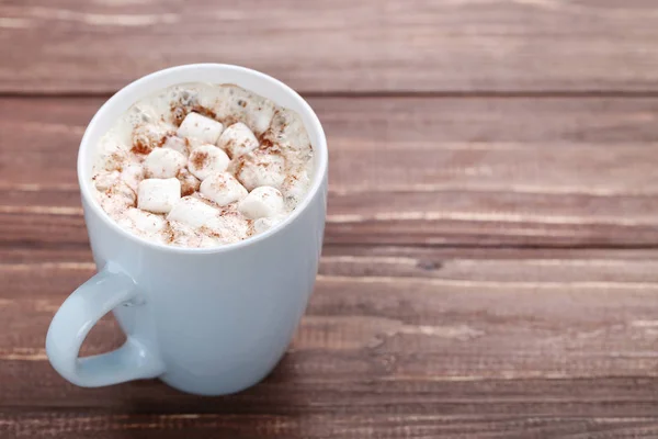 Cappuccino Mit Marshmallows Tasse Auf Braunem Holztisch — Stockfoto