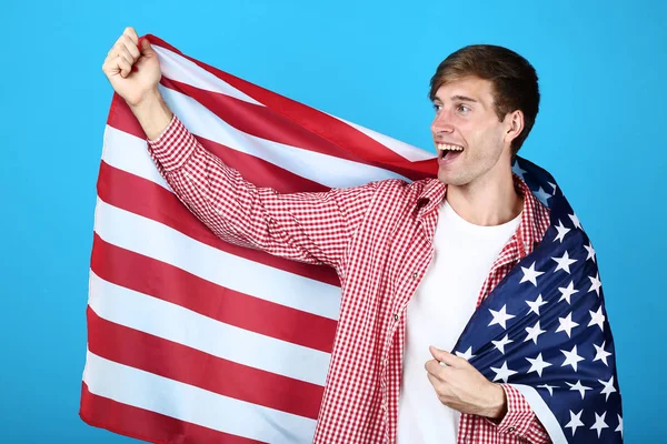 Молода Людина Тримає Американський Прапор Синьому Фоні — стокове фото