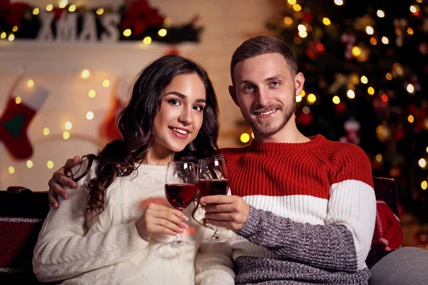 Feliz Pareja Joven Con Vino Vasos Sentados Casa Cerca Del — Foto de Stock