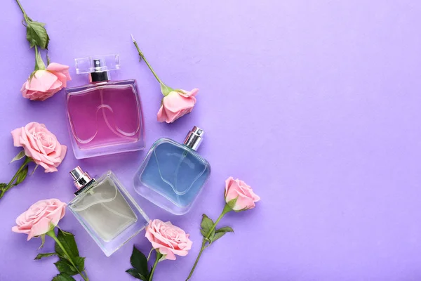 Frascos Perfume Con Flores Color Rosa Sobre Fondo Púrpura —  Fotos de Stock