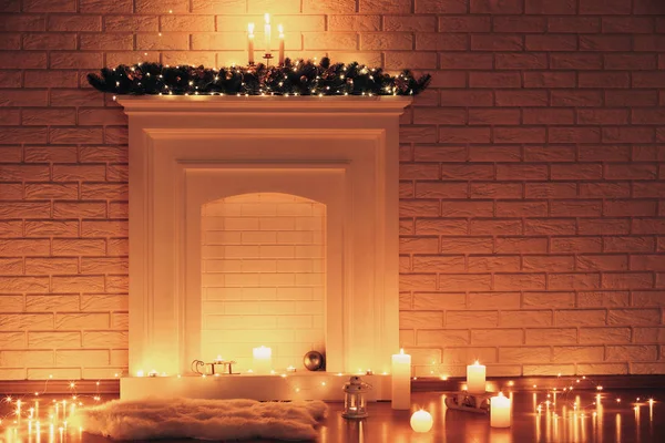 Caminetto Bianco Decorato Con Candele Sfondo Muro Mattoni — Foto Stock