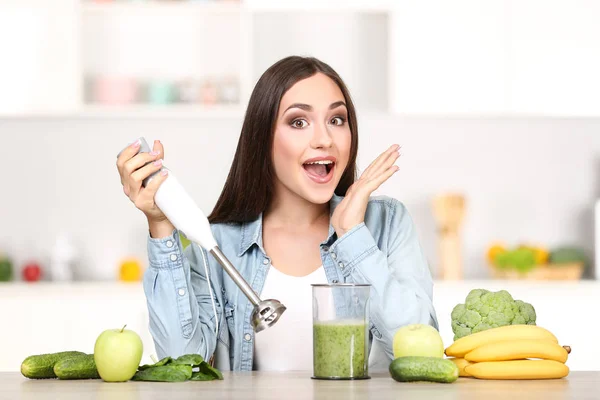 Mulher Bonita Fazendo Smoothie Cozinha — Fotografia de Stock