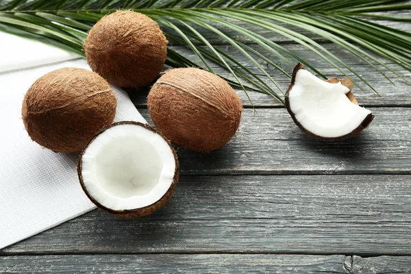 Rijpe Kokosnoten Met Palm Bladeren Grijs Houten Tafel — Stockfoto