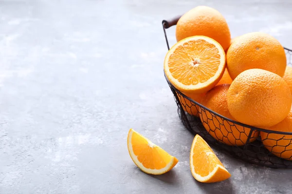 Плоды Апельсина Корзине Сером Фоне — стоковое фото