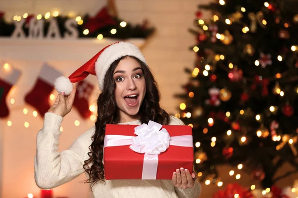 Feliz Joven Sombrero Santa Con Caja Regalo Cerca Del Árbol —  Fotos de Stock